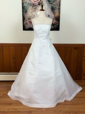 Gorgeous New Vintage Y2K Private Collection Embroidered Organza Wedding Gown